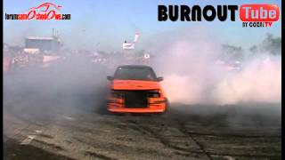 Palenie gumy BMW E30 328 "PSYCHA"-Majówka z BMW 2011 Toruń