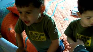 HERMANOS GEMELOS DE 3 AÑOS VIGILAN AL HERMANO RECIÉN NACIDO EN LA CUNA