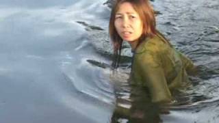 チェンマイの近辺　水浴びをする女たち　The women who play with water