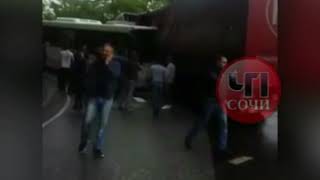 Авария в Сочи с участием рейсового автобуса и фуры