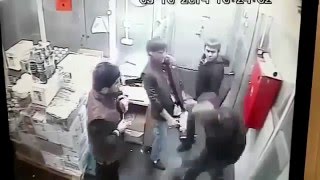 Боксер уработал троих.