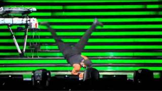 Hot men dancing at Beyonce's concert !