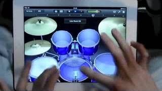Виртуозный барабанщик играет на iPad