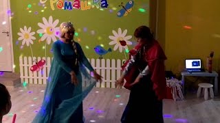 Танец Анны и Эльзы в детской студии Ромашка