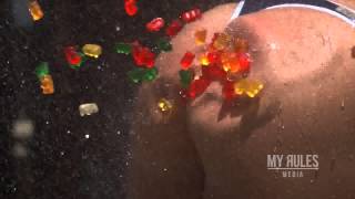 Мармеладные мишки бьют по попке девушку