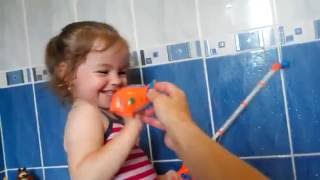 Игры в ванной. Яна купается с игрушками для ванной Bath time with toys for bath