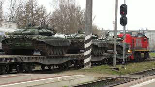 Поезд с военной техникой; два зелёных огня на выходном светофоре