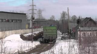 Тепловоз ТЭМ2А-6137 с грузовыми вагонами на убитом подъездном пути