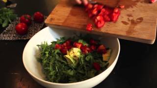 Rezept für Tomaten-Avocado-Salat mit Rucola und Basilikum