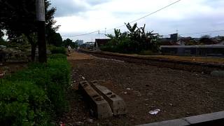 Kereta Api Kricak Dengan Lokomotif Jadull BB