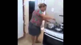 Пьяная женщина!!! Танцы на кухне!!!