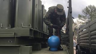 заряжание салютных установок для праздничного артиллерийского салюта в честь Дня пограничника
