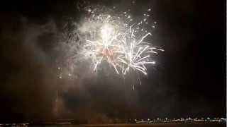 Салют на Неве в Санкт Петербурге  Новый Год 01 01 2013
