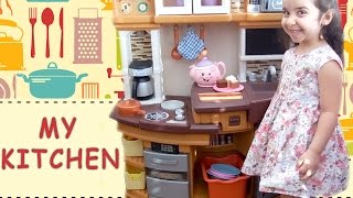 Лейла готовит на Детской кухне. Leyla is preparing a meal in the Kid's Kitchen.