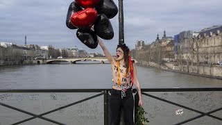 Liebe kein Grund für Gewalt: "Femen" ketten sich an Pariser Brücke