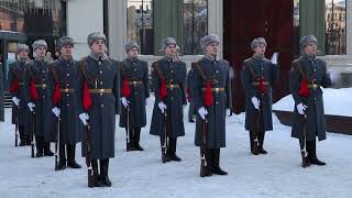 Военнослужащие ЦВО поздравили женщин Екатеринбурга с наступающим 8 марта