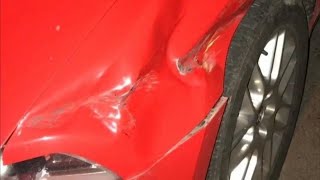Парень увидел вмятину на своей машине, ещё он нашёл записку на стекле, где говорилось кто это сделал