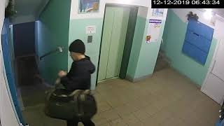 В Уфе камера в подъезде засняла подозреваемого в убийстве.