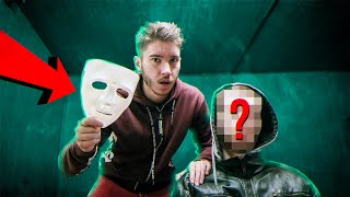 СНЯЛИ МАСКУ С ОХОТНИКА! БИТВА С ОХОТНИКОМ! ОН ПРОБРАЛСЯ В МОЙ ДОМ ! ПОТУСТОРОННИЕ