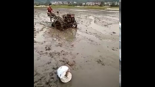 Мужик обосрался.......прикол