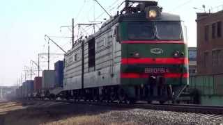 ВЛ10к-814 с контейнерным и грузовым поездом
