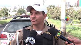 Motorista fecha motociclista, passa com a roda sobre o pescoço da vítima e foge