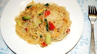 Фунчоза с курицей и овощами/ Как приготовить стеклянную лапшу