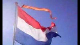 De vlag wappert op Koninginnedag.