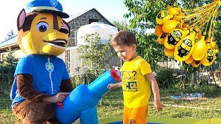 Тёма играет с шариками Bunch o Balloons на детской площадке