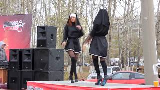 На празднике Радио Шансона. Девушки - монашки, танцуют Go-go. (Girls nuns, dancing Go-Go.)