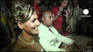 Transexual y gay se casan en Cuba