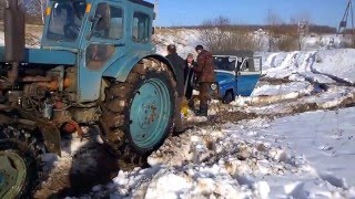 Трактор т-40 тащит уазы. Т-40 и два поломанных уаза