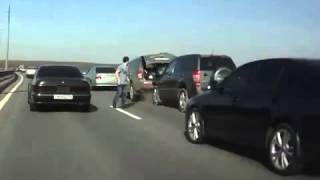 СТРАШНАЯ Авария на трассе! Сбили водителя который вышыл из машины! УЖАС!