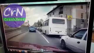 https://crashnews.org | В Екатеринбурге сотрудник ГИБДД на мотоцикле попал в аварию во время погони