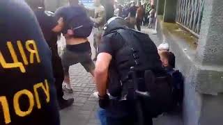 !Противников гей-парада, задержанных в Киеве, пакуют в автозак.