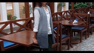 Серый жилет спицами