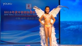 Юная китайская модель Ли Хонг позирует в купальние. 2015.