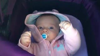3,5 месяца. Засовывает соску в рот