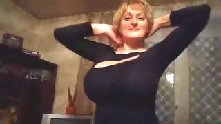 Яна танцует с большой грудью