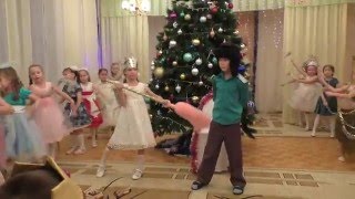 Снежная баба и дворник. Дети 5, 6 и 7 лет танцуют танец в детском саду.