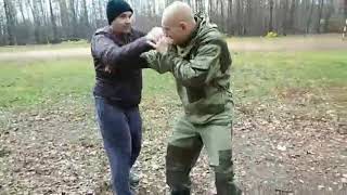 Защитно-ударная связка от ударов и захвата, выход на бросок.