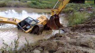 Excavator Komatsu Pulling Komatsu PC200 Stuck in Pond