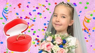 Маша выходит замуж нарядилась как невеста.