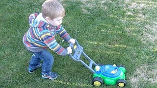 Макс открывает игрушечную газонокосилку// Мыльные пузыри// Bubble Mower Unpacking