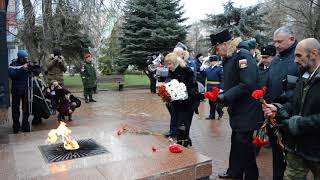 Возложение цветов к вечному огню