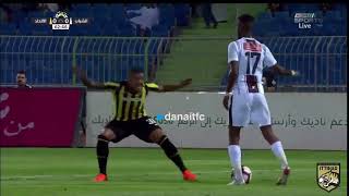 شاهد .. تصرف غريب من لاعب الاتحاد اتجاه لاعب نادي الشباب