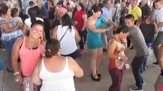 Bailando : La gorra no se me cae, en la Plaza Típica de San Pedro Sula, el 28 de mayo del 2017.