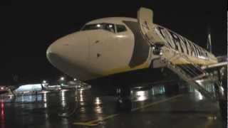 Ryanair London Stansted night takeoff + BOARDING
