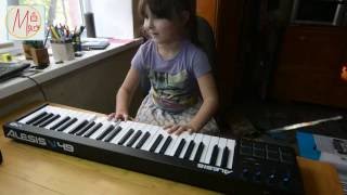 У Маши новое пианино! Распаковка миди клавиатуры Alesis V49