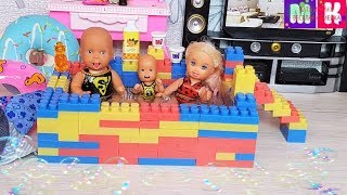КАТЯ И МАКС ВЕСЕЛАЯ СЕМЕЙКА ПОСТРОИЛИ ДОМА БАССЕЙН ИЗ ЛЕГО #Мультики с куклами #Барби #Куклы